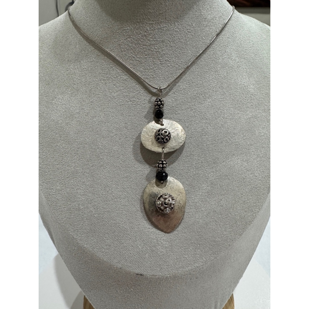 Silver 16” boho artisan crafted pendant necklace w/beautiful detail on pendant